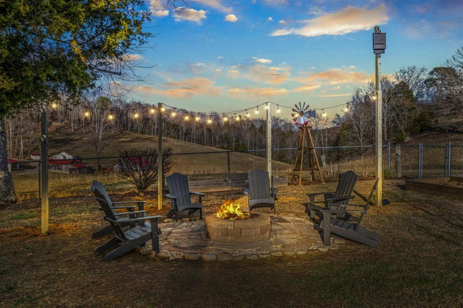 Hidden Star Hideaway-Blackberry Farm-Smoky Mtn Nat Park-Hot Tub- Fire Pit- Fenced Yard- Pet Friendly Walland Exterior photo